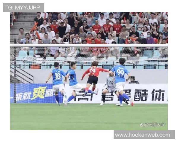 足球明星在空中表演的精彩瞬间展现了他们的非凡技艺与无限魅力 足球明星在空中表演的精彩瞬间展现了他们的非凡技艺与无限魅力