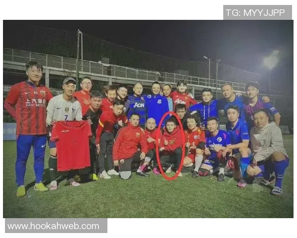 鹿晗与足球明星同框合影展现运动魅力与青春活力的精彩瞬间